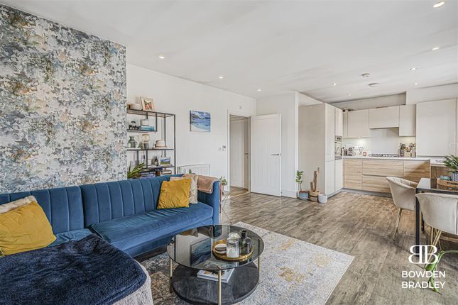 1 Blackthorn Avenue, Chigwell 2 bed flat for sale