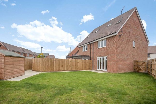 Galapagos Grove, Newton Leys Milton... 3 bed semi