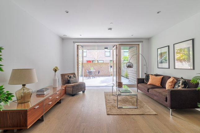 Victory Place, Elephant & Castle SE17 3 bed maisonette for sale