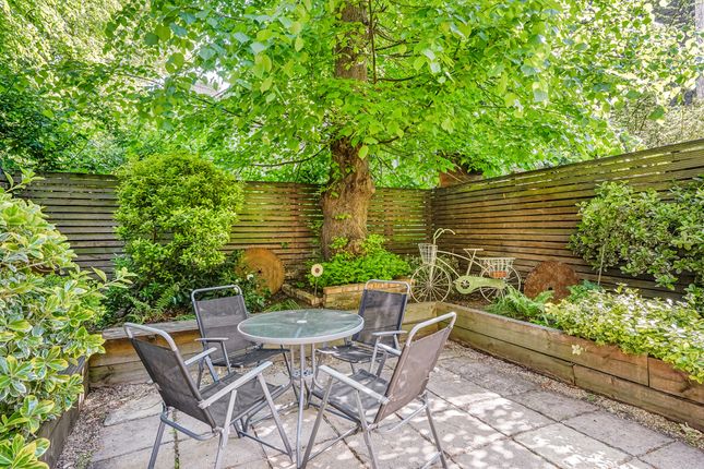 Longridge Road, Earls Court, London, SW5 2 bed apartment for sale