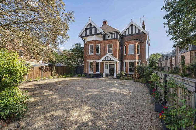 6 bedroom detached house for sale