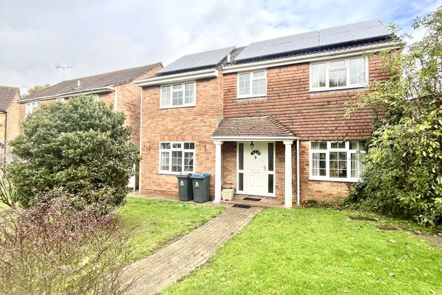 Gladeside Close, Chessington, Surrey.... 3 bed detached house for sale