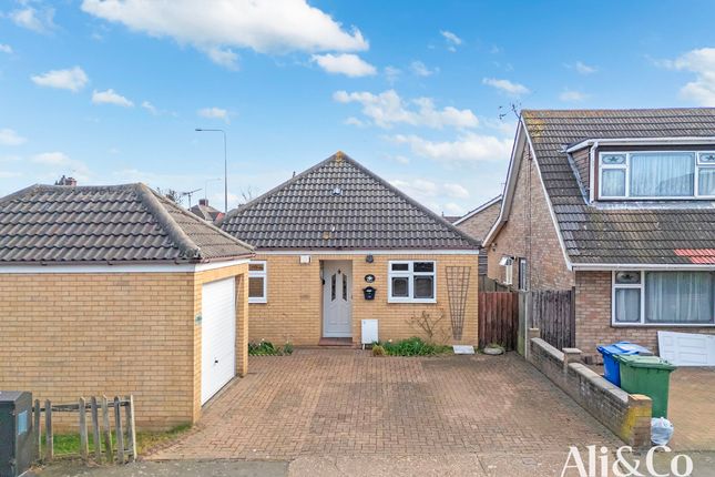 Hogg Lane, Grays 2 bed bungalow for sale