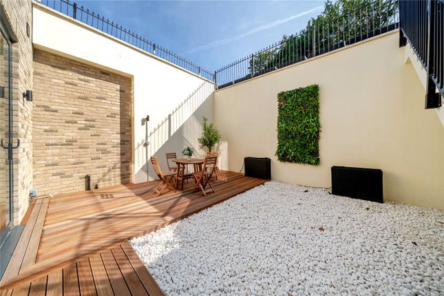 Creswick Road, London 3 bed apartment for sale