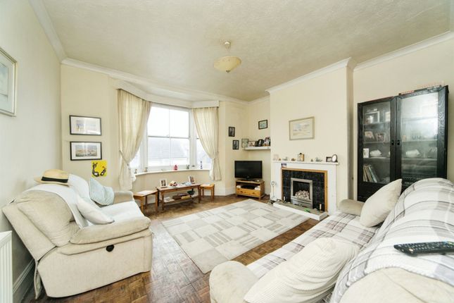 3 bedroom flat for sale