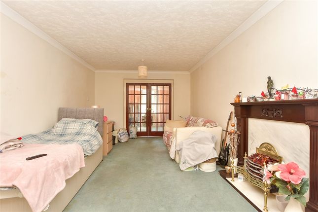 4 bed link detached house