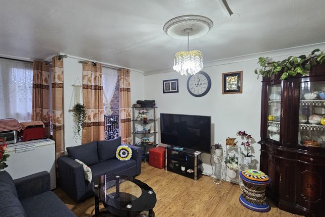 London, E14 3 bed flat for sale