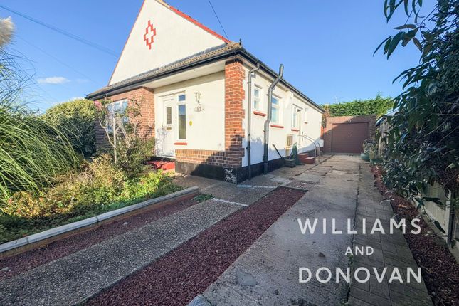 Spencer Gardens, Rochford 2 bed detached bungalow for sale