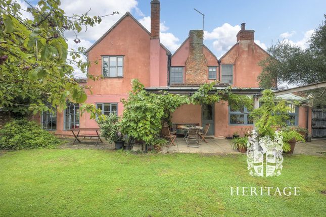 5 bed detached house