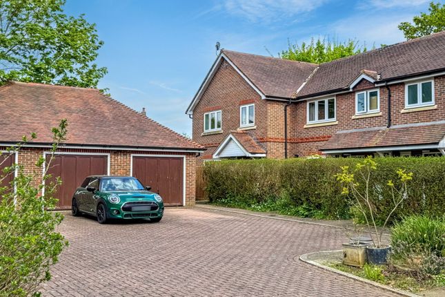 Reris Grange Close, Godalming GU8 3 bed end of terrace house for sale