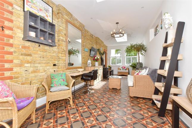 5 bed detached house