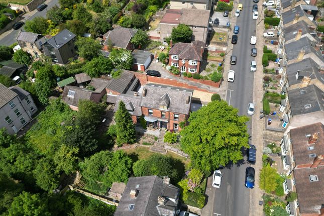 5 bed detached house