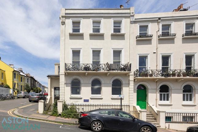Roundhill Crescent, Brighton BN2 2 bed apartment for sale