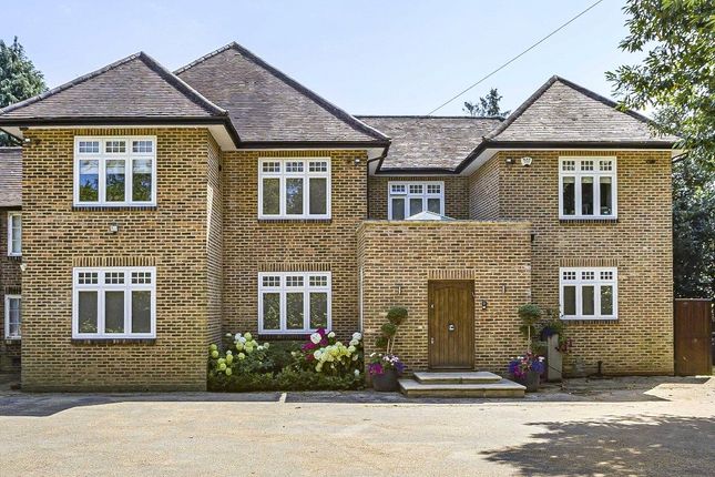 Barnet Road, Arkley, Hertfordshire, EN5 4 bed detached house for sale