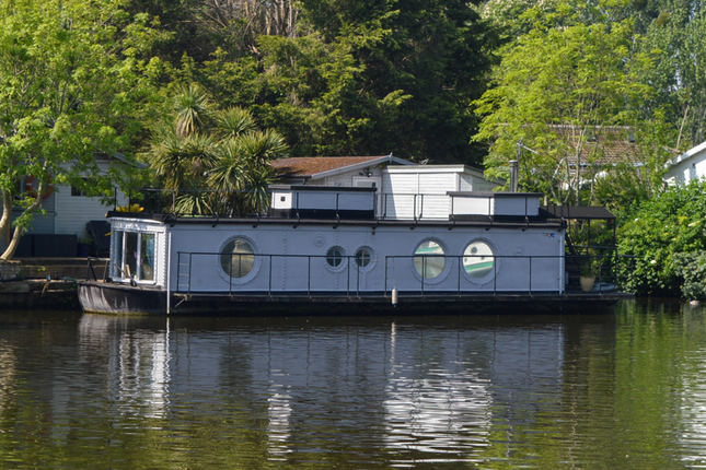 Taggs Island, Hampton TW12 2 bed houseboat for sale