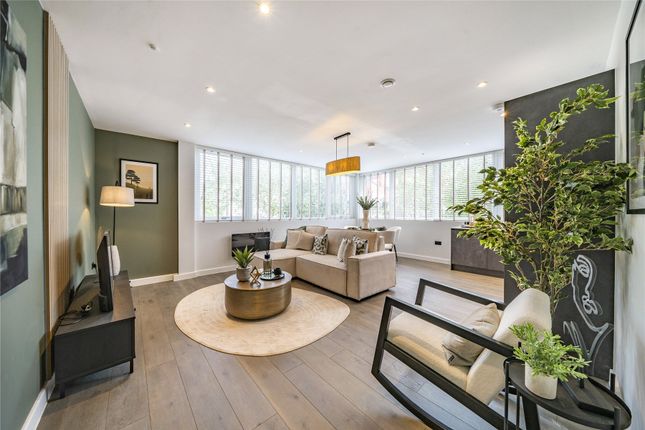 Rosemount Avenue, Surrey KT14 2 bed flat for sale