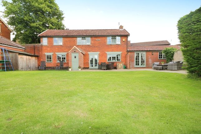 5 bed link detached house