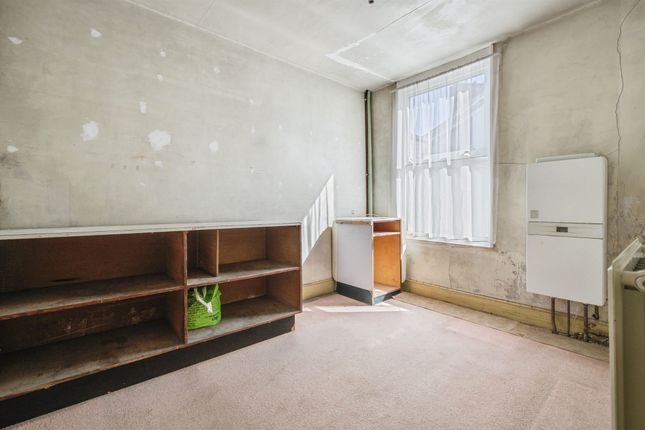 5 bedroom end of terrace house for sale