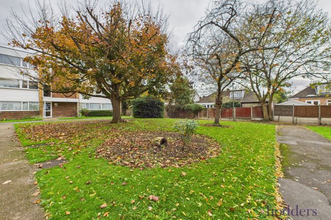 Hazelbank Court, Chertsey, Surrey, KT16 2 bed apartment for sale