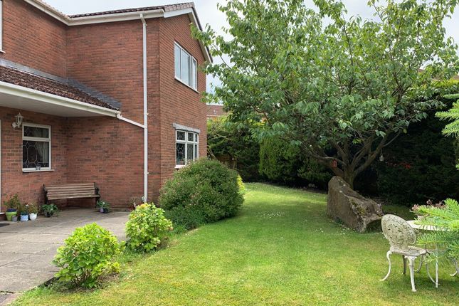 5 bed detached house