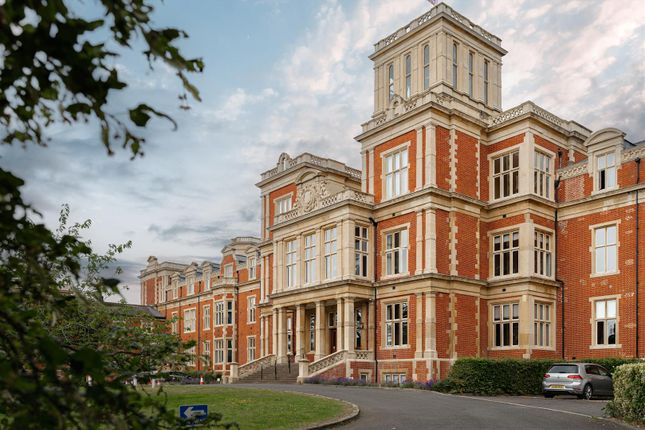 Royal Earlswood Park, Redhill 2 bed flat for sale