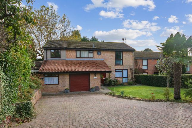 Barton Crescent, East Grinstead, RH19 5 bed detached house for sale