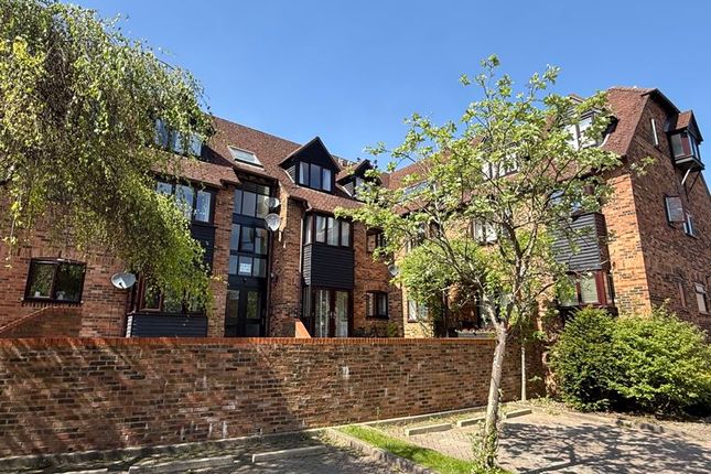 Copyground Lane, High Wycombe HP12 2 bed apartment for sale