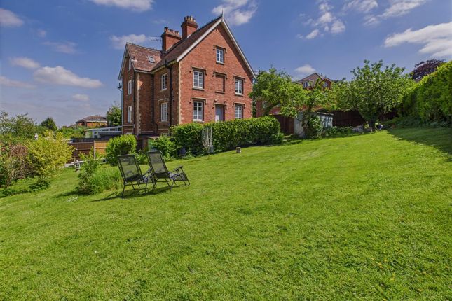 Quest Hills Road, Malvern 4 bed end of terrace house for sale