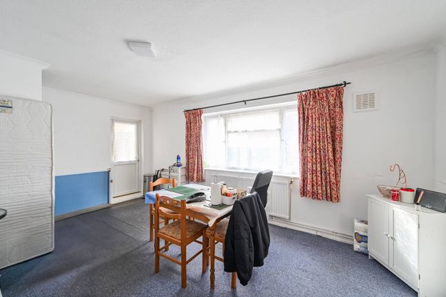 Hammersley Road, Canning Town... 2 bed flat for sale