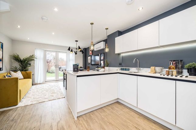 Meadowview Road, Raynes Park SW20 4 bed semi