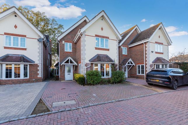 Oak View Gardens, Langley SL3 5 bed detached house for sale
