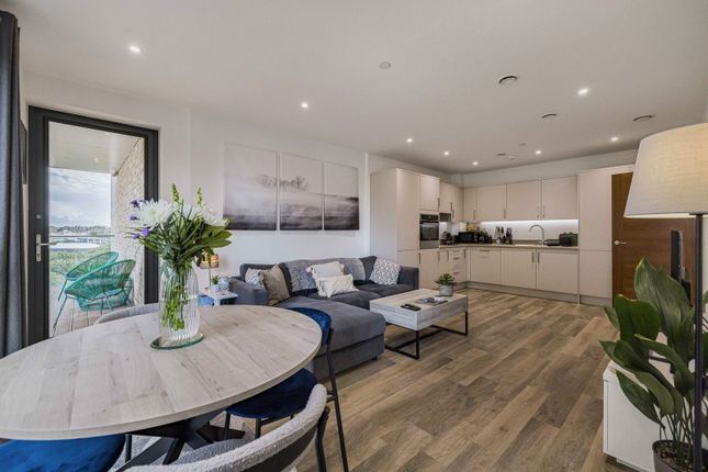 London SW18 2 bed apartment for sale