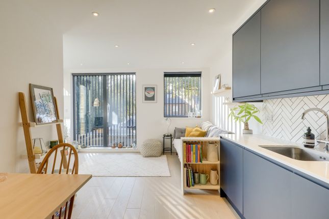 Effingham Road, London, SE12 1 bed flat for sale
