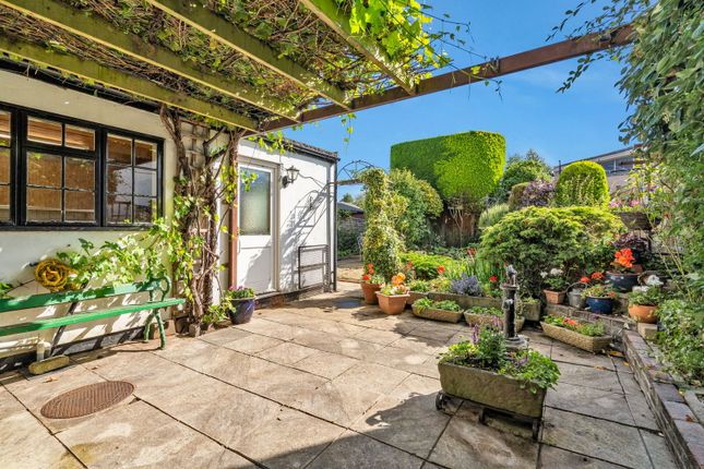 Farm Lane, Cheltenham GL51 2 bed terraced house for sale
