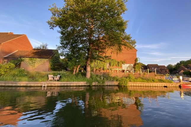 Temple Mill Island, Marlow, SL7 3 bed semi