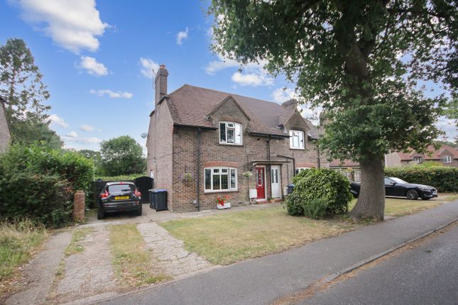 Sackville Gardens, East Grinstead, RH19 2 bed semi