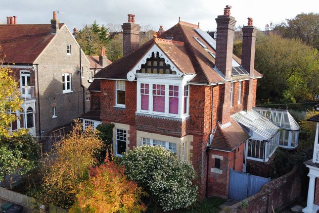 6 bed detached house