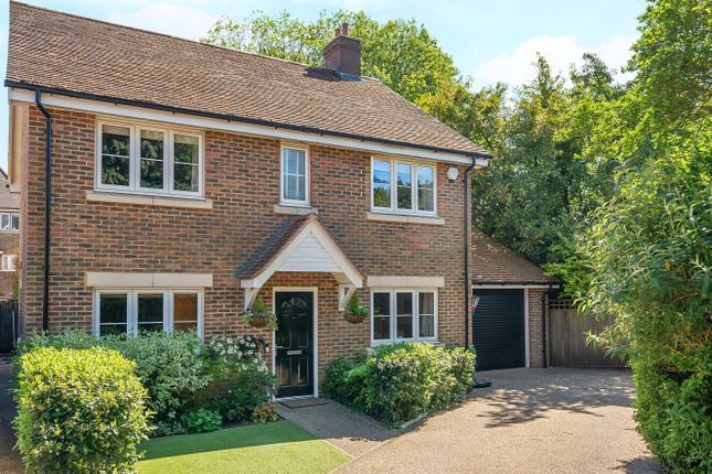 Hunters Place, Surrey GU26 4 bed detached house for sale