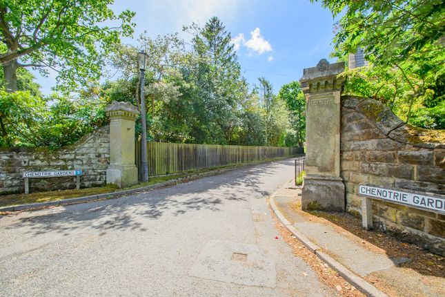 5 bed detached house