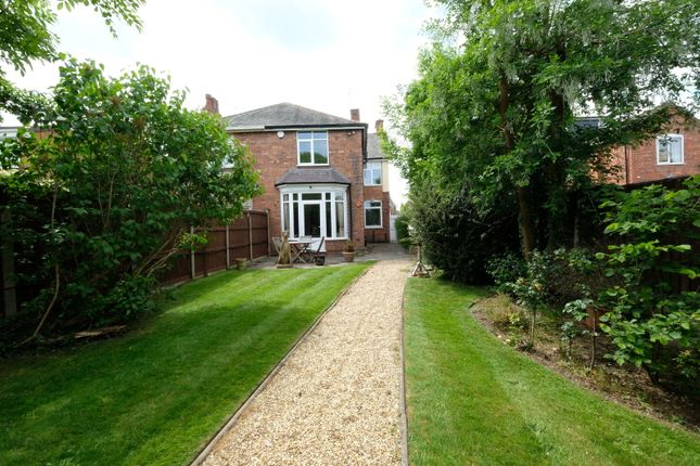 Moss Grove, Kingswinford DY6 3 bed semi