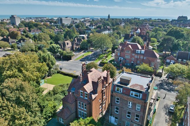Shorncliffe Road, Folkestone, Kent, CT20 2 bed flat for sale
