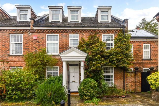 St. Batholomews Close, Chichester... 4 bed semi