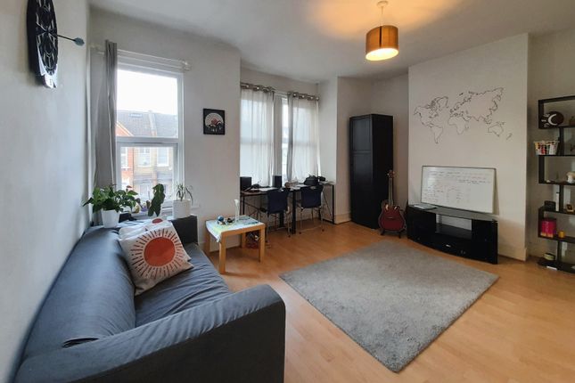 Dingwall Road, London SW18 1 bed apartment for sale
