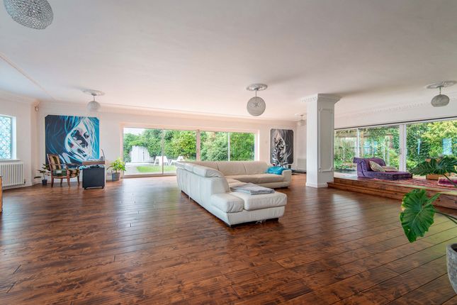 Watford Way, London, NW7 7 bed detached house for sale