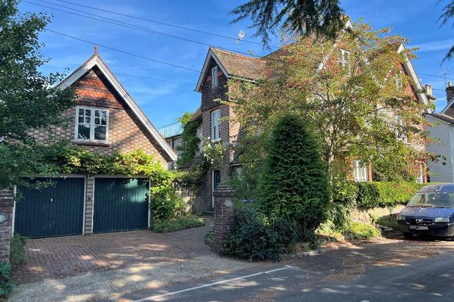 Station Road, Steyning, BN44 3YL 6 bed semi