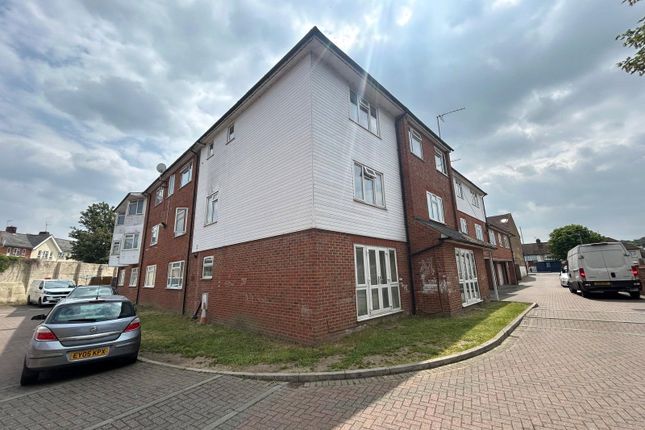 Rochester Road, Gravesend, Kent, DA12 2 bed flat for sale