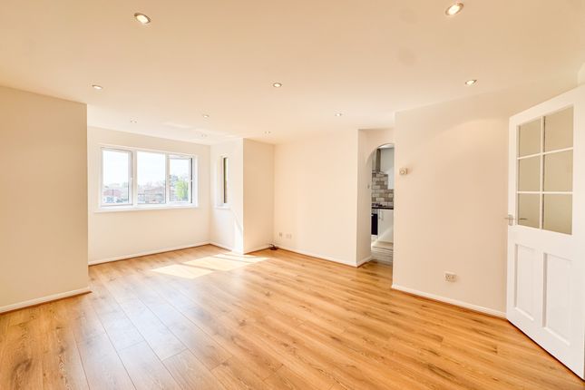 Woodfield Close, Enfield EN1 2 bed flat for sale