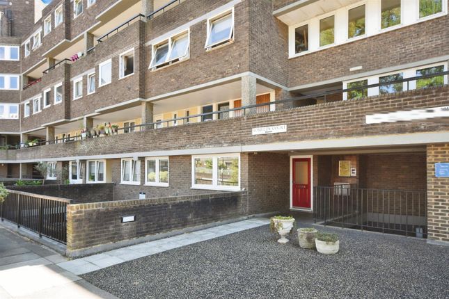 Romulus Court, Brentford Dock 3 bed apartment for sale