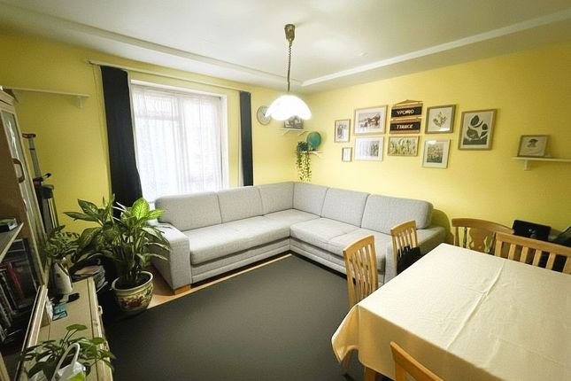 London W7 3 bed maisonette for sale