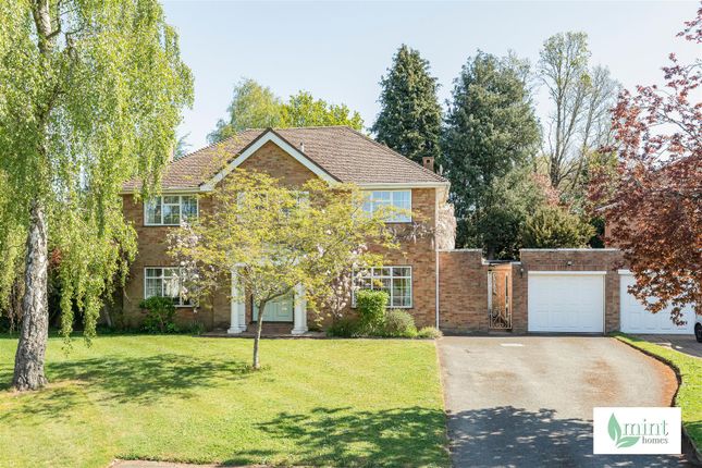 Amberley Close, Woking GU23 4 bed house for sale
